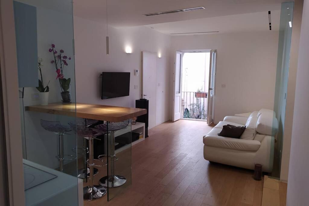 Casa Bianca - Luxury With Balcony In The City Centre Таормина Экстерьер фото